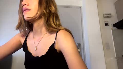 Snapshot of antonellarossii_ chatting on January 22, 4:55 pm Antonella online show from January 22, 4:55 pm