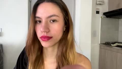 Snapshot of antonellarossii_ chatting on February 12, 4:22 pm Antonella online show from February 12, 4:22 pm