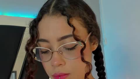 A N T O N E L L E  online show from January 18, 11:32 am