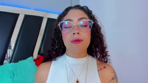 A N T O N E L L E  online show from February 4, 11:38 am