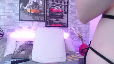 Ahri James online show from December 4, 10:51 pm