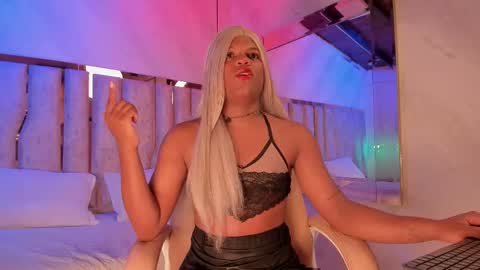 Snapshot of ari_monet chatting on September 10, 11:43 am ARI online show from September 10, 11:43 am