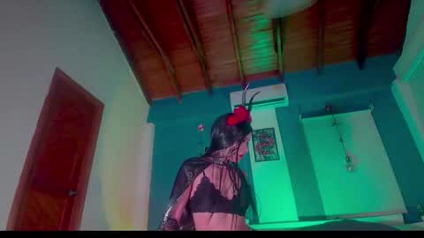 Snapshot of ariana_whitee chatting on October 31, 4:57 am ariana_whitee online show from October 31, 4:57 am