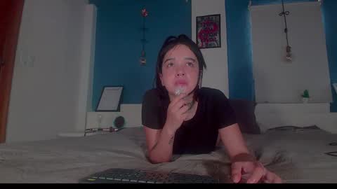 Snapshot of ariana_whitee chatting on November 17, 2:34 pm ariana_whitee online show from November 17, 2:34 pm