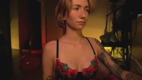 Snapshot of arianna_richi chatting on February 14, 5:19 am Olivka online show from February 14, 5:19 am