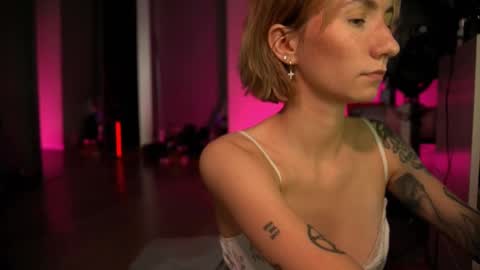 Snapshot of arianna_richi chatting on March 8, 8:33 am Olivka online show from March 8, 8:33 am