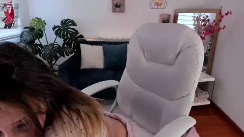 Ari  online show from February 26, 7:38 pm