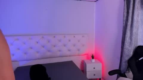 Aron cruz  online show from November 11, 1:22 pm