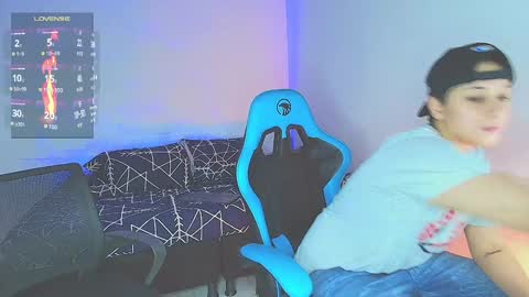 Snapshot of arontroy_wi chatting on December 31, 1:47 am noah and ivy online show from December 31, 1:47 am