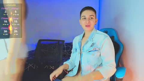 Snapshot of arontroy_wi chatting on January 4, 2:56 am noah and ivy online show from January 4, 2:56 am