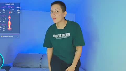 Snapshot of arontroy_wi chatting on January 12, 12:49 am noah and ivy online show from January 12, 12:49 am