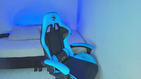 Snapshot of arontroy_wi chatting on January 13, 3:23 am noah and ivy online show from January 13, 3:23 am