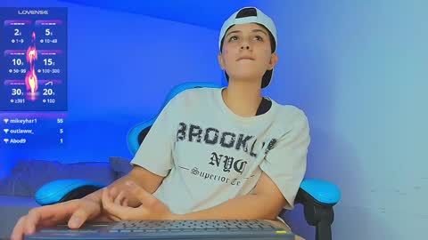 Snapshot of arontroy_wi chatting on January 13, 6:27 am noah and ivy online show from January 13, 6:27 am