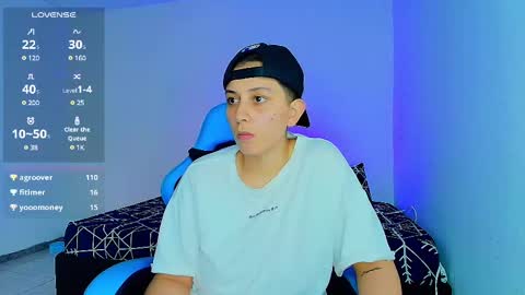 Snapshot of arontroy_wi chatting on February 25, 4:31 pm noah and ivy online show from February 25, 4:31 pm