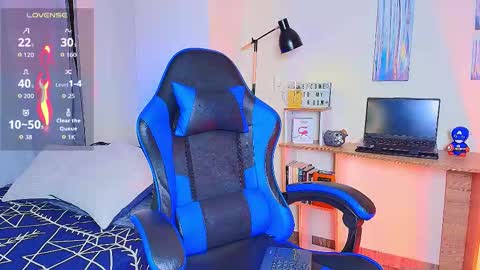 Snapshot of arontroy_wi chatting on December 16, 10:53 am noah and ivy online show from December 16, 10:53 am