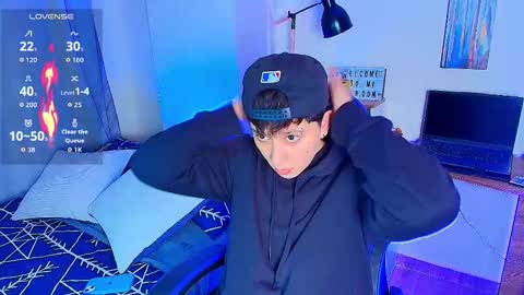 Snapshot of arontroy_wi chatting on December 17, 10:05 pm noah and ivy online show from December 17, 10:05 pm