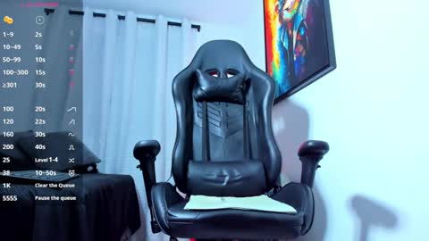 Snapshot of aronvillegas chatting on October 8, 1:58 am online show from October 8, 1:58 am