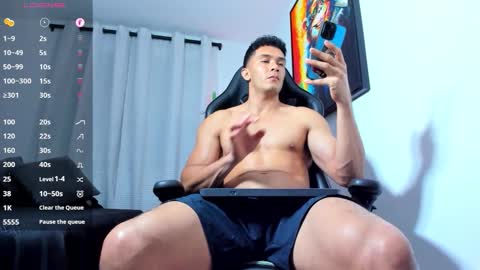 Snapshot of aronvillegas chatting on October 9, 1:25 am online show from October 9, 1:25 am