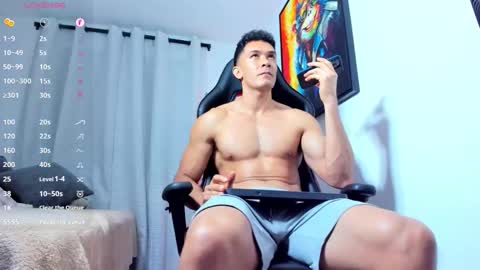 Snapshot of aronvillegas chatting on November 19, 1:49 am online show from November 19, 1:49 am