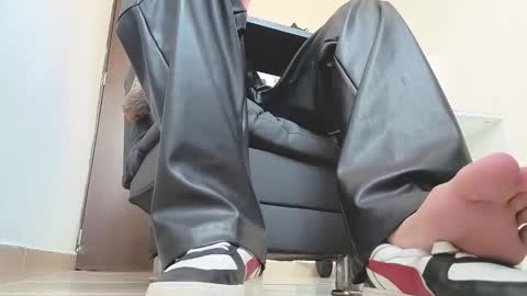 Snapshot of arteemiis chatting on October 28, 12:52 pm online show from October 28, 12:52 pm