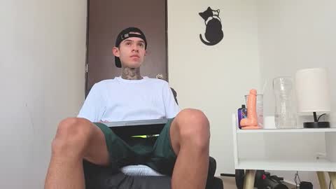 Snapshot of arteemiis chatting on November 13, 10:36 am online show from November 13, 10:36 am