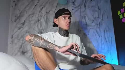 Snapshot of arteemiis chatting on November 30, 5:44 am online show from November 30, 5:44 am