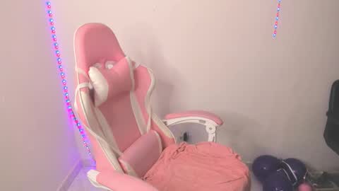 Snapshot of arthemiss033 chatting on December 19, 3:24 am Val online show from December 19, 3:24 am