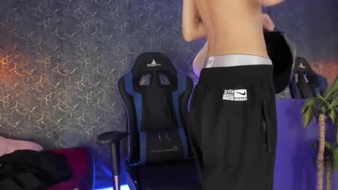 Snapshot of arthurcox_ chatting on November 16, 5:18 pm arthurcox_ online show from November 16, 5:18 pm