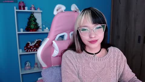 Snapshot of artic_love chatting on December 6, 3:52 am Lenna online show from December 6, 3:52 am