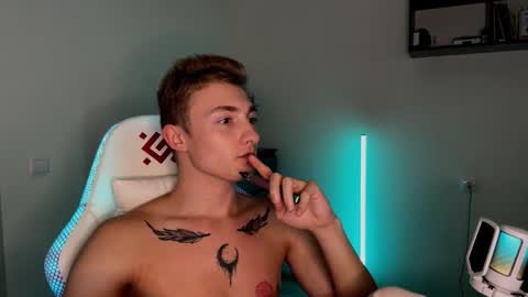 Snapshot of arturr_scott chatting on November 12, 11:10 am arturr_scott online show from November 12, 11:10 am