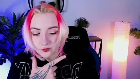 Snapshot of asheluck chatting on February 9, 5:01 pm AshleyAshe online show from February 9, 5:01 pm