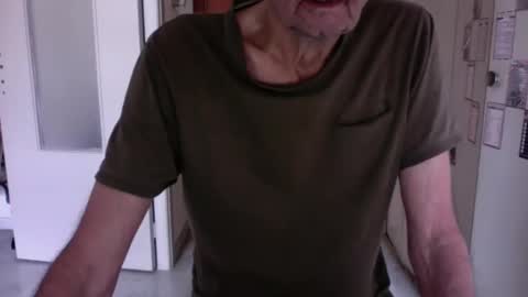 Snapshot of auguste061400 chatting on February 7, 9:47 am auguste061400 online show from February 7, 9:47 am