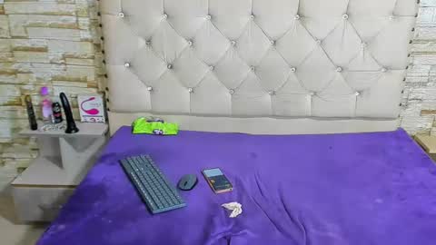 Snapshot of aura_love69 chatting on January 4, 9:54 am Monii Yi online show from January 4, 9:54 am