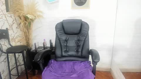 Snapshot of aura_love69 chatting on February 24, 10:37 am Monii Yi online show from February 24, 10:37 am