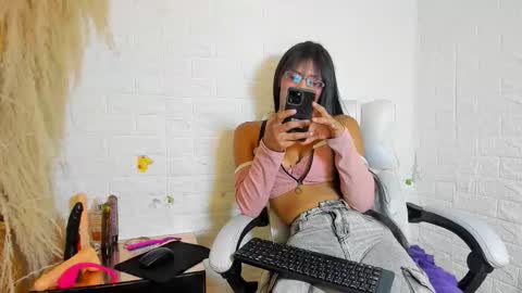 Snapshot of aura_love69 chatting on November 14, 6:34 am Monii Yi online show from November 14, 6:34 am