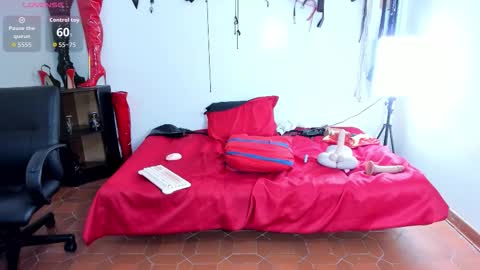 Snapshot of aurora_cullen chatting on October 19, 2:23 am Aurora online show from October 19, 2:23 am