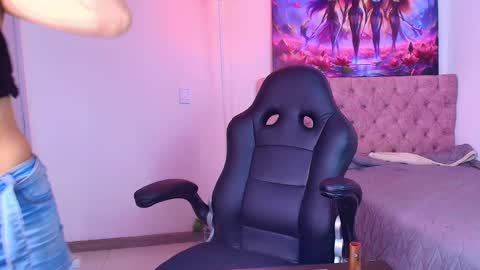 Snapshot of auroradiaz_ chatting on February 25, 10:04 am Aurora Diaz online show from February 25, 10:04 am