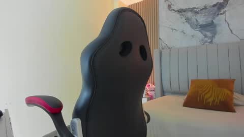 auroramartin2 online show from October 23, 7:34 pm