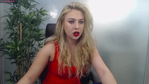 Snapshot of avablue_ chatting on December 2, 7:14 am online show from December 2, 7:14 am