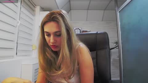 Snapshot of avablue_ chatting on February 6, 7:13 am online show from February 6, 7:13 am