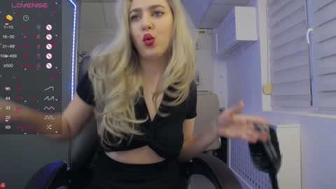 Snapshot of avablue_ chatting on February 8, 4:03 am online show from February 8, 4:03 am