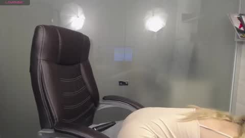 Snapshot of avablue_ chatting on March 8, 4:23 am online show from March 8, 4:23 am