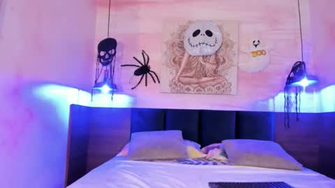 avawhiite online show from October 30, 8:09 pm