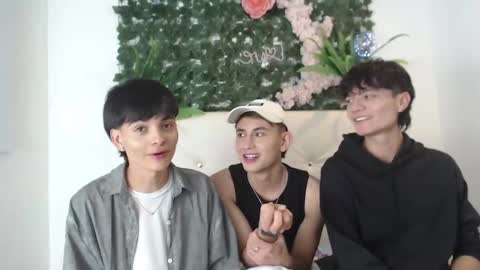 axel_milo_and_kairo online show from November 7, 10:21 pm