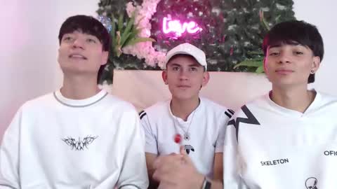 axel_milo_and_kairo online show from November 9, 10:08 pm