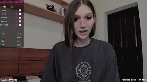 Snapshot of ayn3q chatting on January 6, 5:19 am AYNEK fansly online show from January 6, 5:19 am