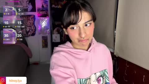 Snapshot of b0nnie_h0ney chatting on January 28, 11:39 pm Lyanna online show from January 28, 11:39 pm