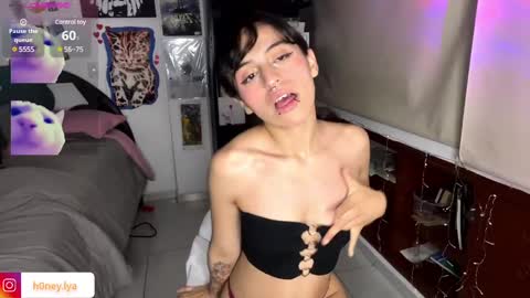 Snapshot of b0nnie_h0ney chatting on February 8, 11:55 pm Lyanna online show from February 8, 11:55 pm