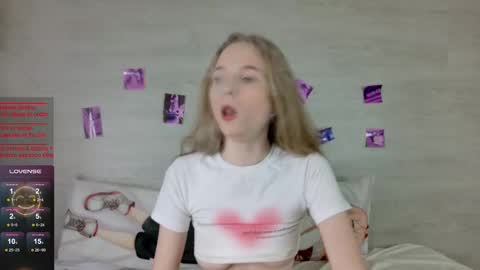 Snapshot of b4by_emilia chatting on September 17, 5:20 am b4by_emilia online show from September 17, 5:20 am