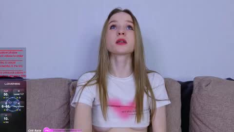 Snapshot of b4by_emilia chatting on November 10, 6:23 am b4by_emilia online show from November 10, 6:23 am